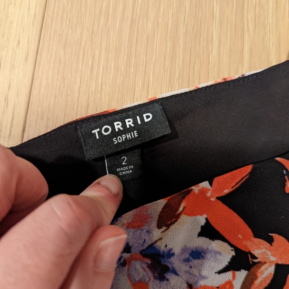 Flowy Floral Camisole - Picture 3 of 5